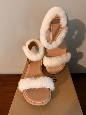 Ugg Jasmine fluff springs. Size 8. Brand new. Never worn. Lambs fur ankle strap